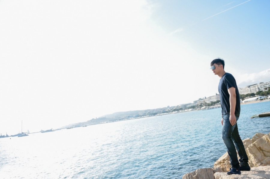 黄景瑜戛纳海滩写真 上演忧郁潮男
