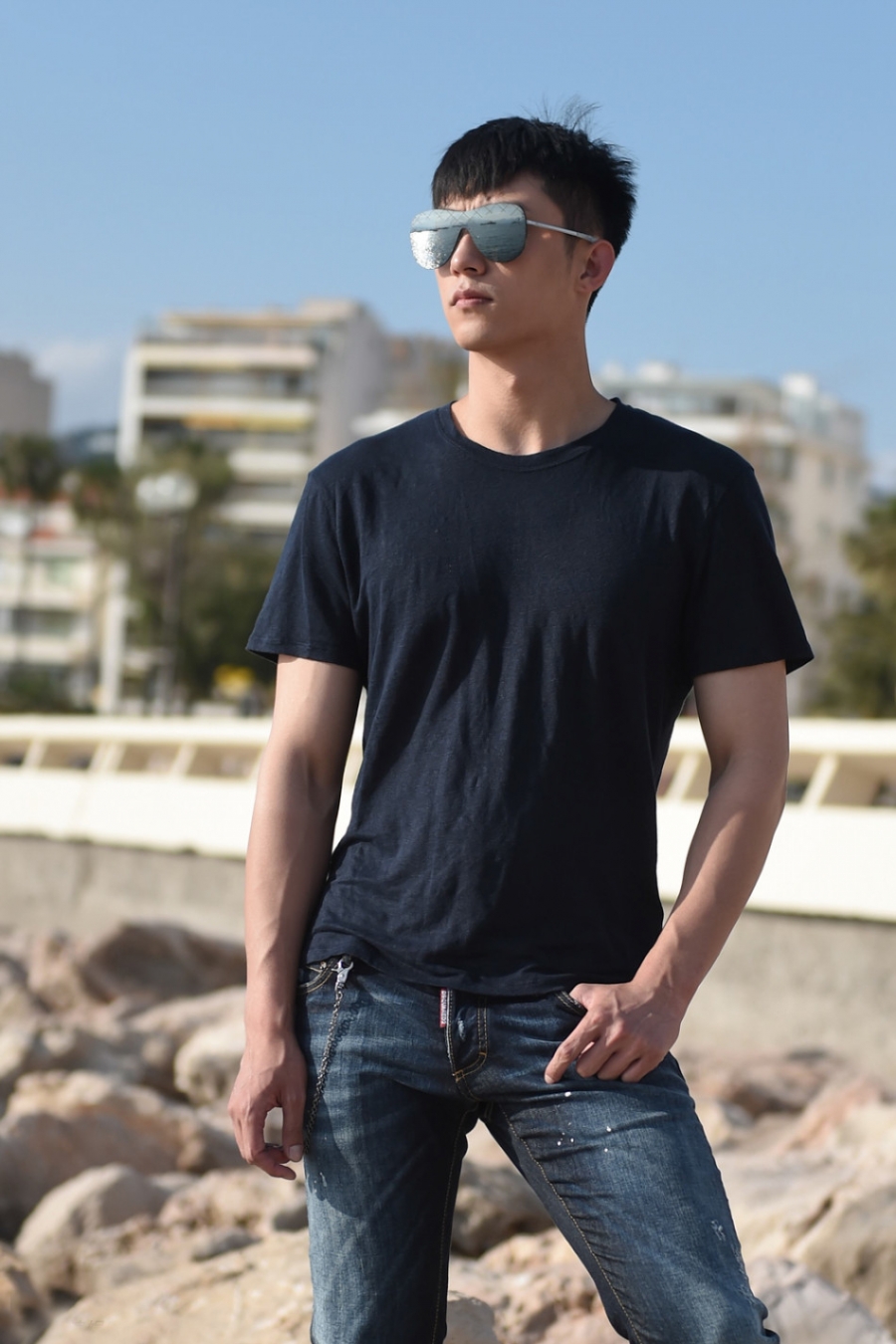 黄景瑜戛纳海滩写真 上演忧郁潮男