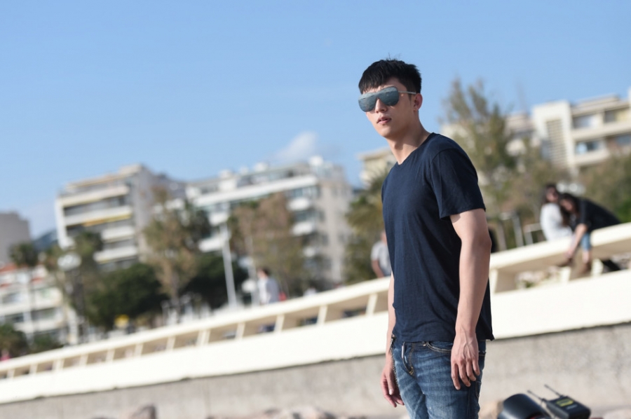 黄景瑜戛纳海滩写真 上演忧郁潮男