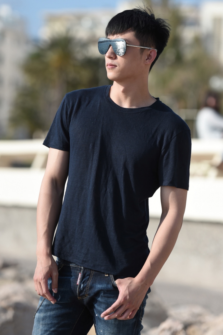 黄景瑜戛纳海滩写真 上演忧郁潮男