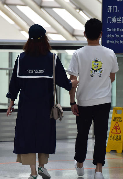 狂虐单身汪 吴奇隆刘诗诗机场秀恩爱