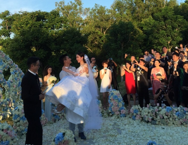 狂虐单身汪 吴奇隆刘诗诗机场秀恩爱