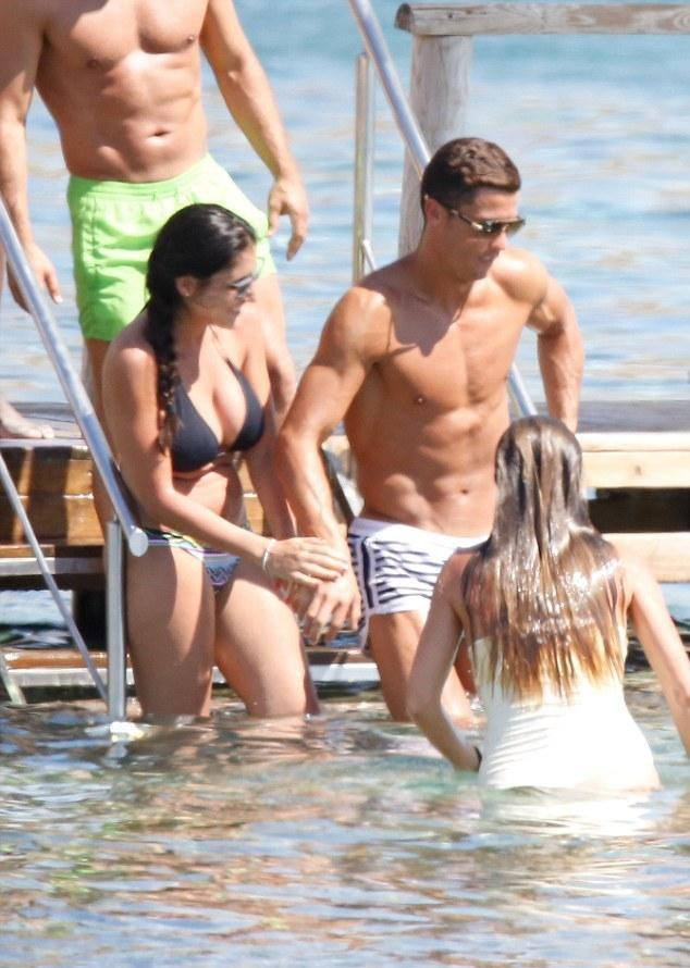 C罗度假比基尼美女环绕 牵手女性友人露灿笑