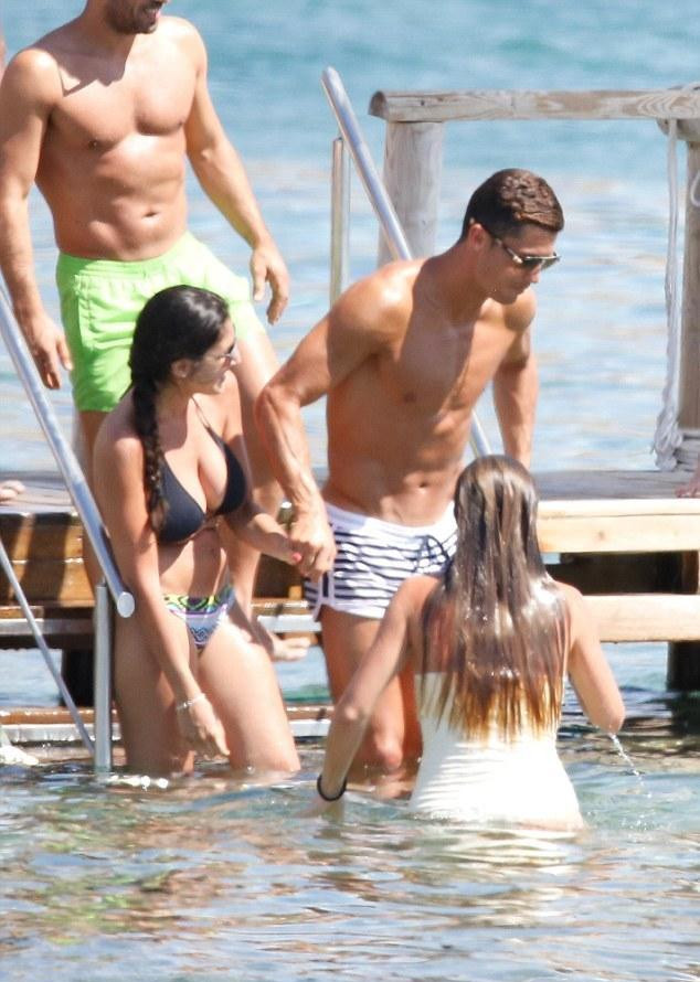 C罗度假比基尼美女环绕 牵手女性友人露灿笑