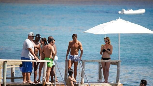 C罗度假比基尼美女环绕 牵手女性友人露灿笑