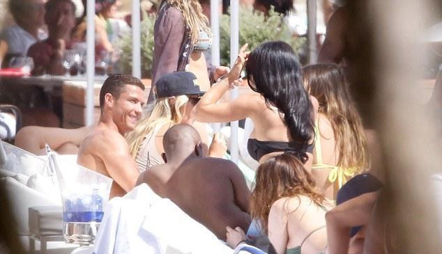 C罗度假比基尼美女环绕 牵手女性友人露灿笑