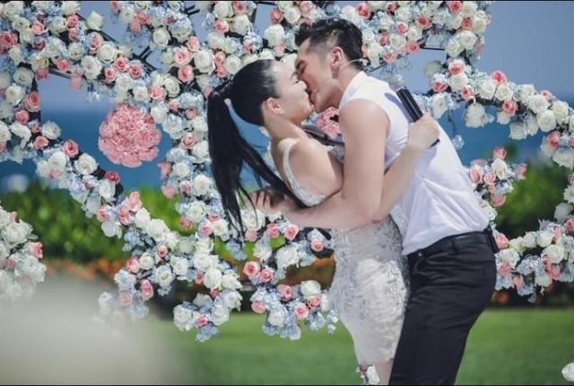 钟丽缇获小12岁男友求婚 现场激动飙泪