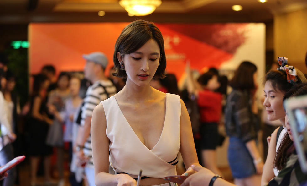 张俪秀性感酥胸 与何润东亲密“咬耳”