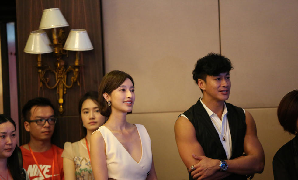 张俪秀性感酥胸 与何润东亲密“咬耳”