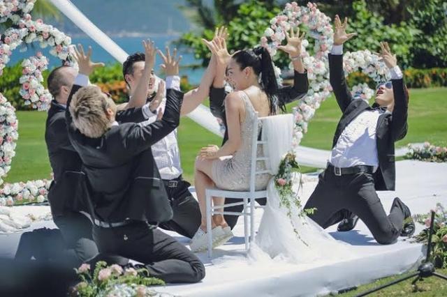 钟丽缇获小12岁男友求婚 现场激动飙泪