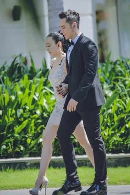 钟丽缇获小12岁男友求婚 现场激动飙泪