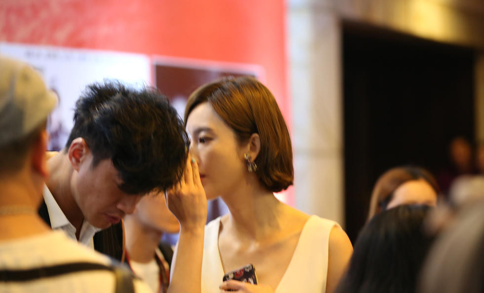 张俪秀性感酥胸 与何润东亲密“咬耳”