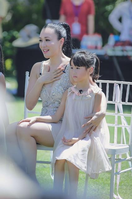 钟丽缇获小12岁男友求婚 现场激动飙泪