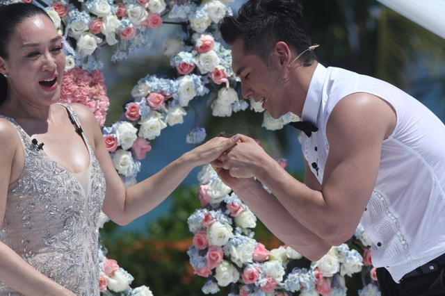 钟丽缇获小12岁男友求婚 现场激动飙泪