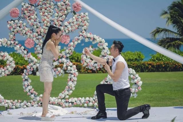 钟丽缇获小12岁男友求婚 现场激动飙泪