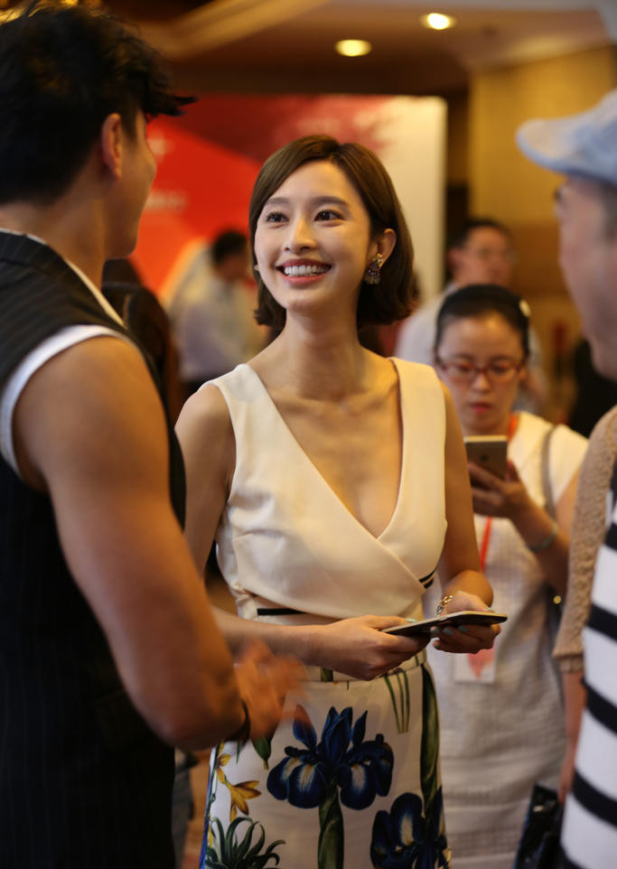 张俪秀性感酥胸 与何润东亲密“咬耳”