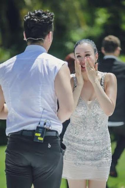 钟丽缇获小12岁男友求婚 现场激动飙泪