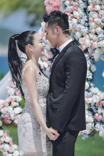 钟丽缇获小12岁男友求婚 现场激动飙泪