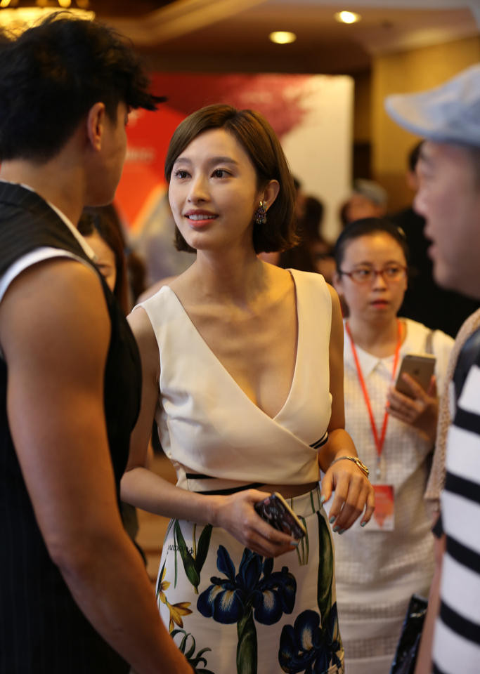 张俪秀性感酥胸 与何润东亲密“咬耳”