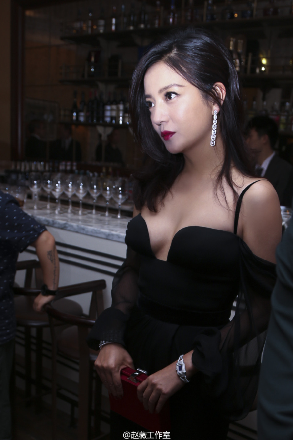 赵薇黑色吊带裙胸前开深U