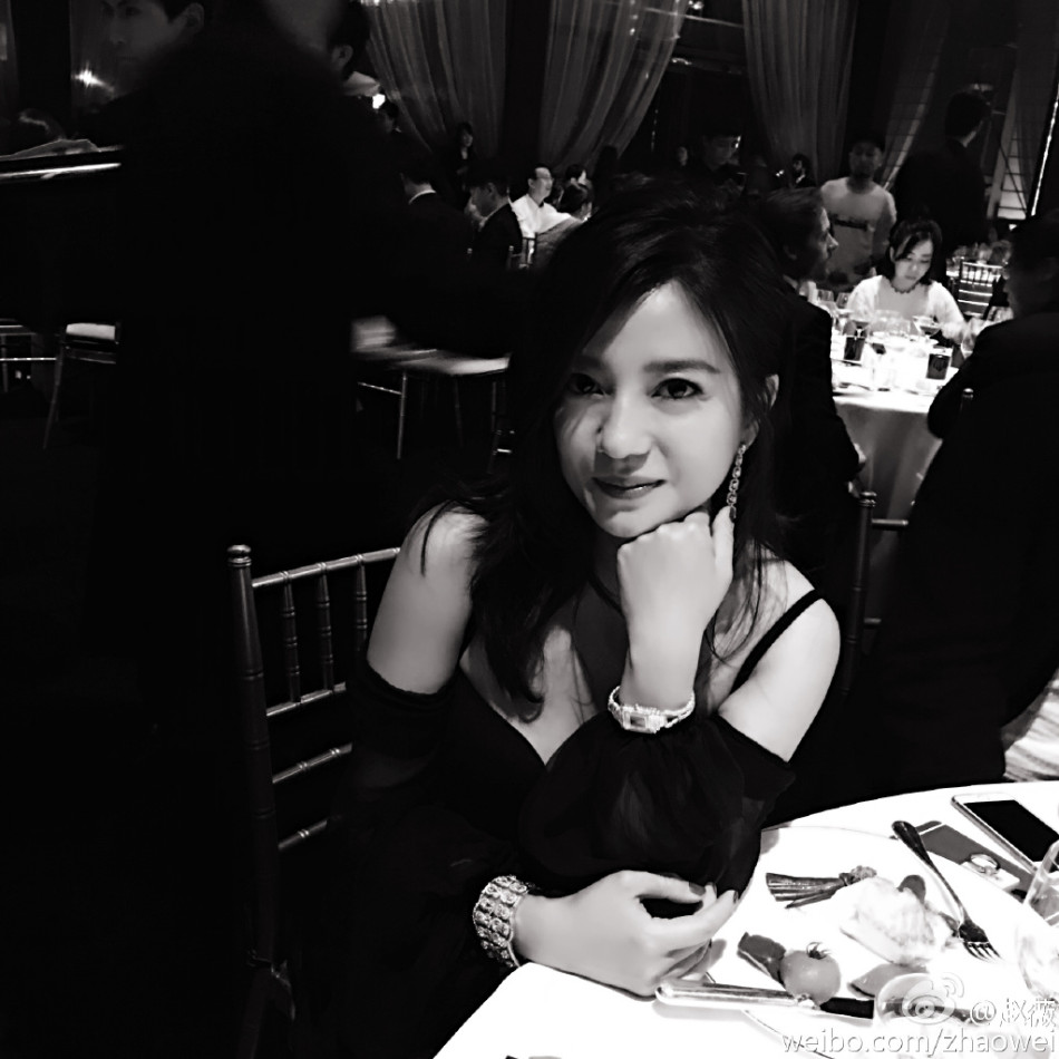 赵薇黑色吊带裙胸前开深U