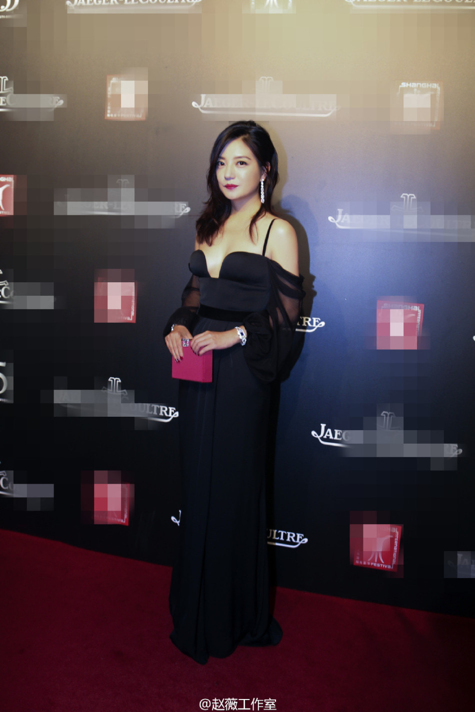 赵薇黑色吊带裙胸前开深U