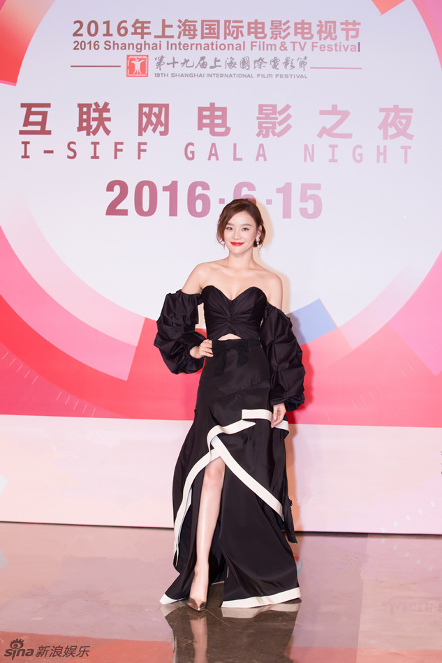 袁姗姗露肩黑裙挤胸秀事业线