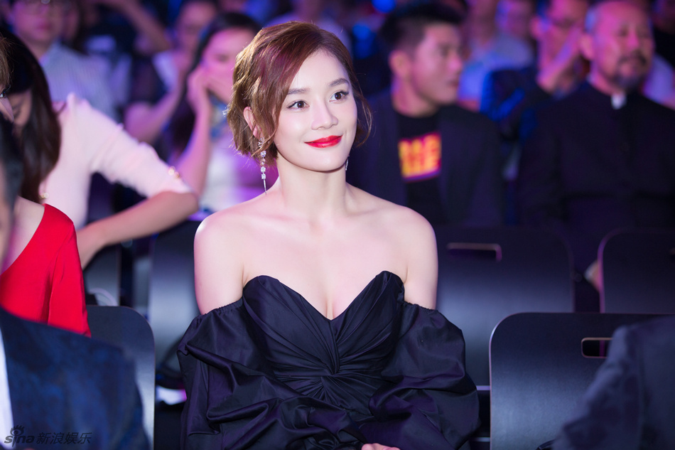 袁姗姗露肩黑裙挤胸秀事业线