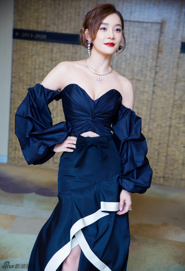 袁姗姗露肩黑裙挤胸秀事业线