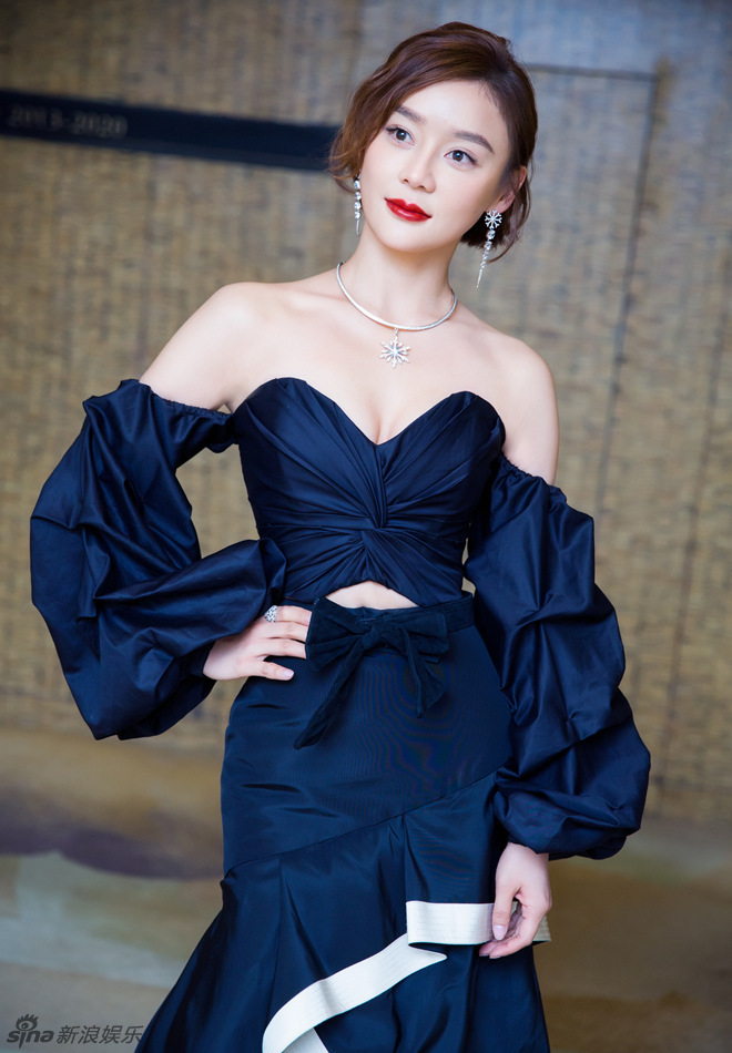 袁姗姗露肩黑裙挤胸秀事业线