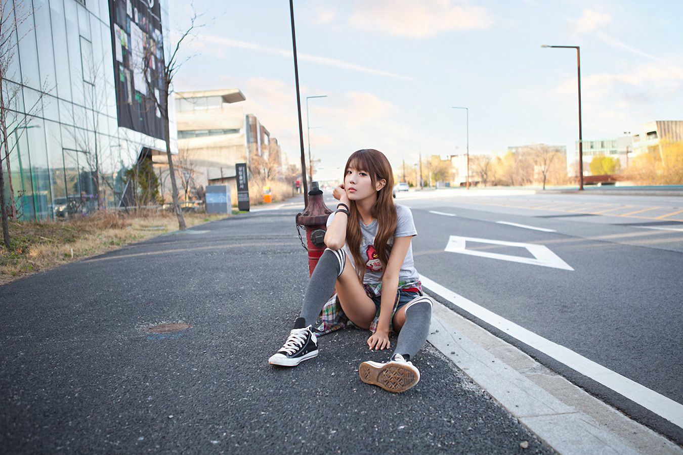 青春妹子大秀性感白嫩美腿