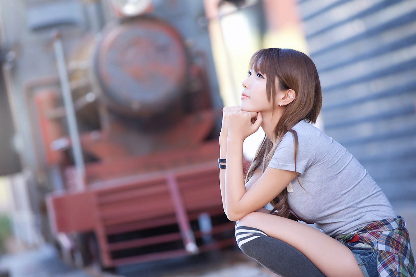 青春妹子大秀性感白嫩美腿