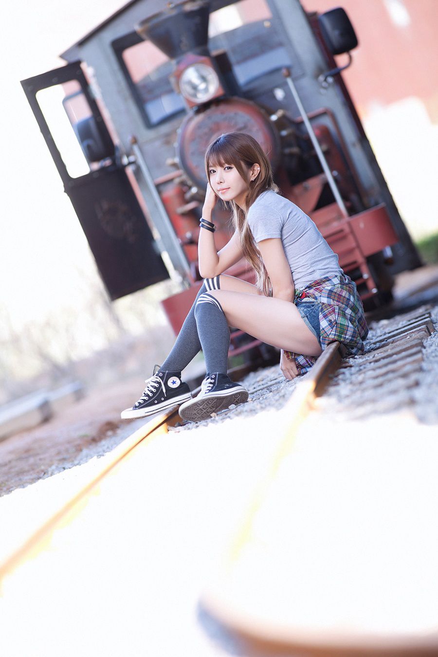 青春妹子大秀性感白嫩美腿