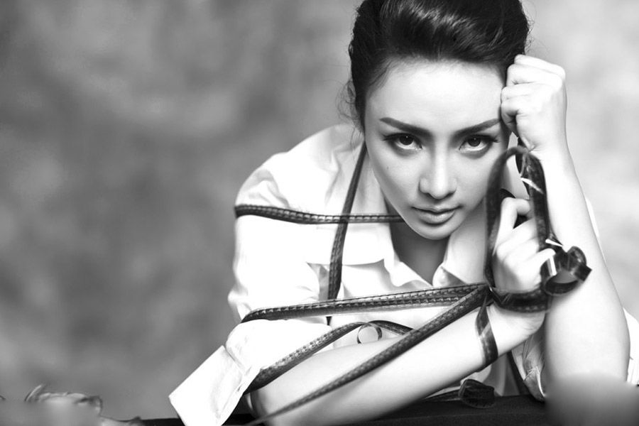 柳岩中性硬朗写真攻气足