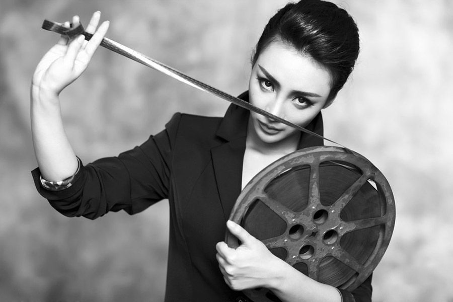 柳岩中性硬朗写真攻气足