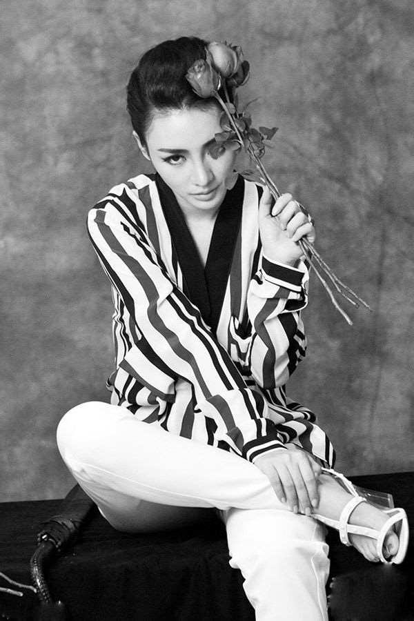 柳岩中性硬朗写真攻气足