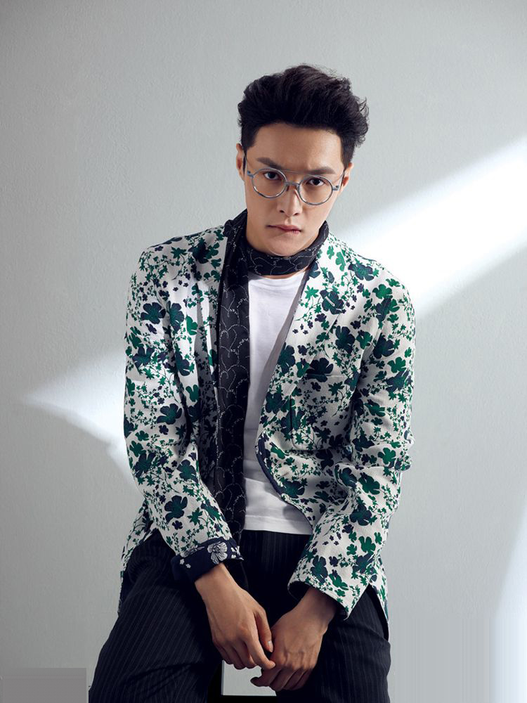 张艺兴性感登封面 露人鱼线点燃狼性诱惑