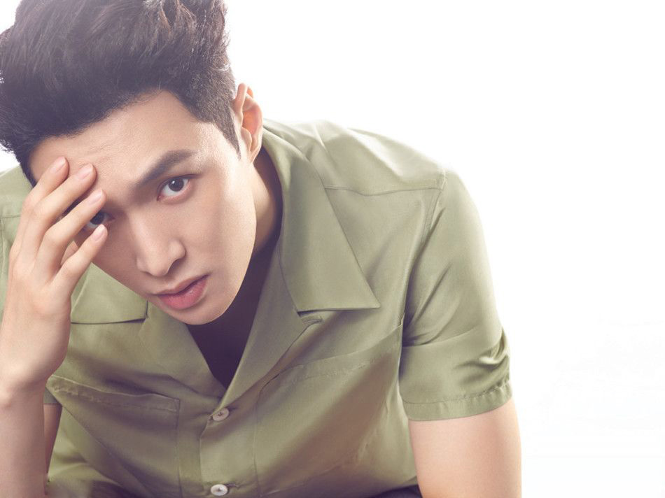 张艺兴性感登封面 露人鱼线点燃狼性诱惑