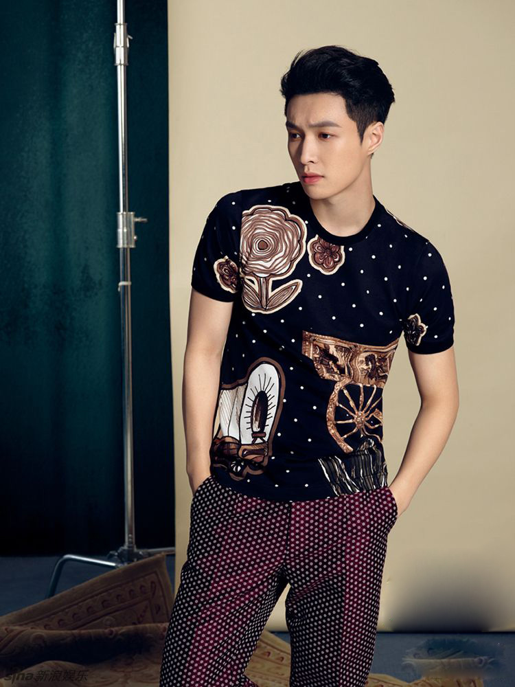 张艺兴性感登封面 露人鱼线点燃狼性诱惑