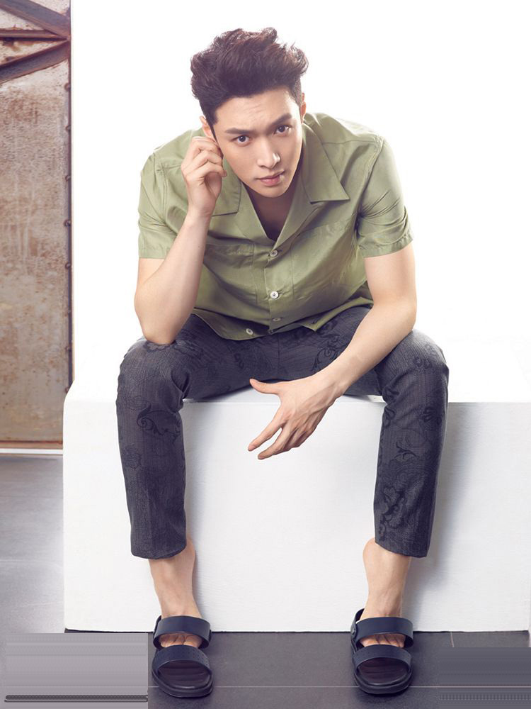 张艺兴性感登封面 露人鱼线点燃狼性诱惑