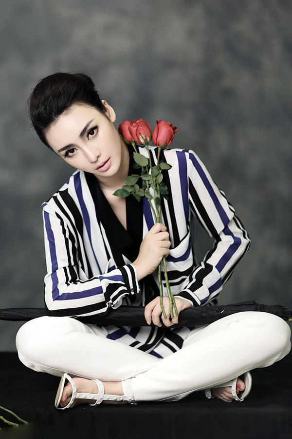 柳岩中性硬朗写真攻气足