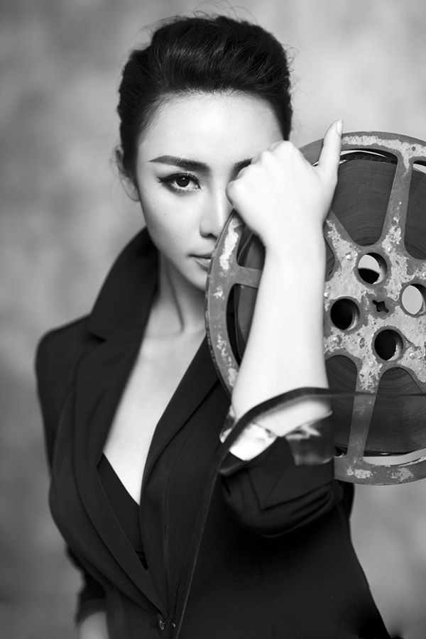 柳岩中性硬朗写真攻气足