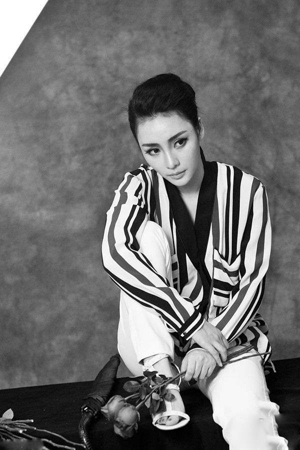 柳岩中性硬朗写真攻气足