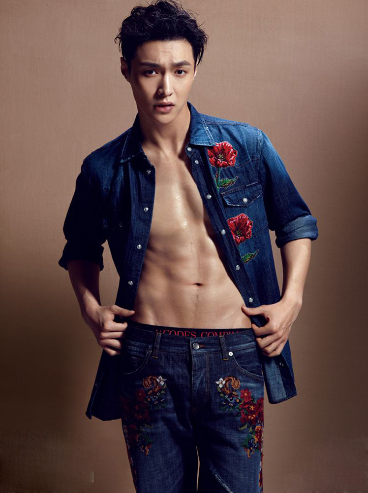 张艺兴性感登封面 露人鱼线点燃狼性诱惑