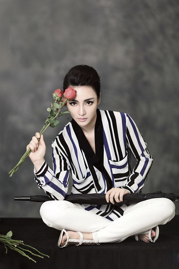 柳岩中性硬朗写真攻气足