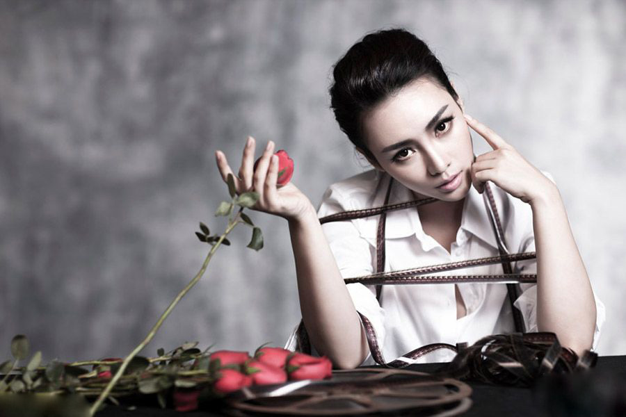 柳岩中性硬朗写真攻气足