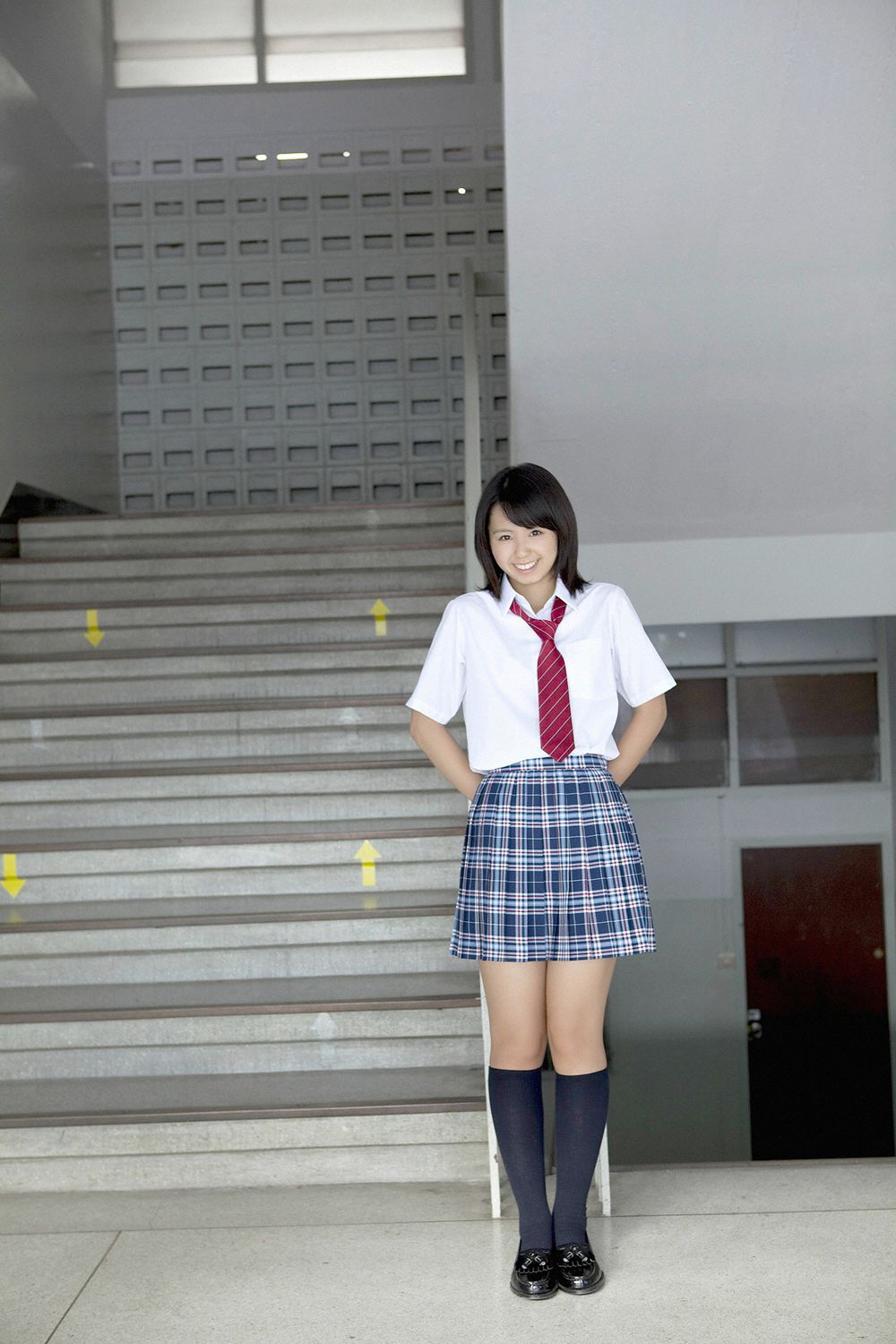 森林内的麋鹿少女养眼动人眼眸