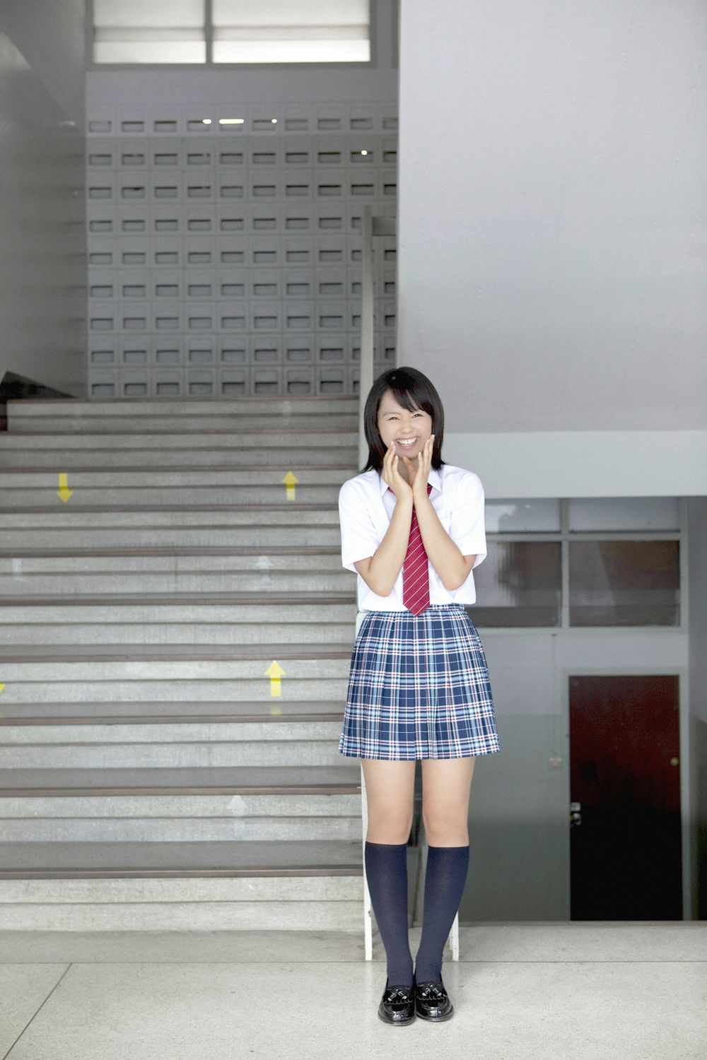 森林内的麋鹿少女养眼动人眼眸