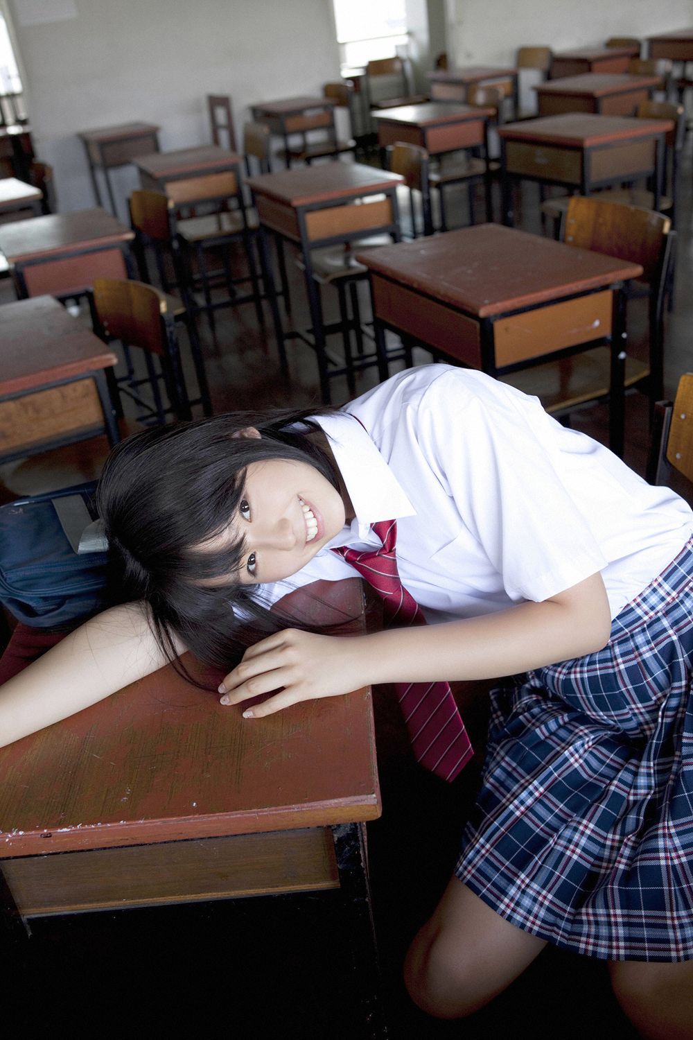 森林内的麋鹿少女养眼动人眼眸