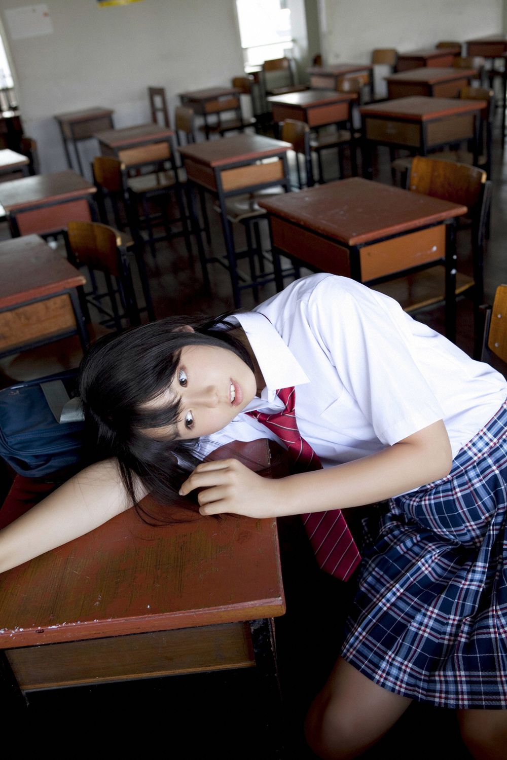 森林内的麋鹿少女养眼动人眼眸